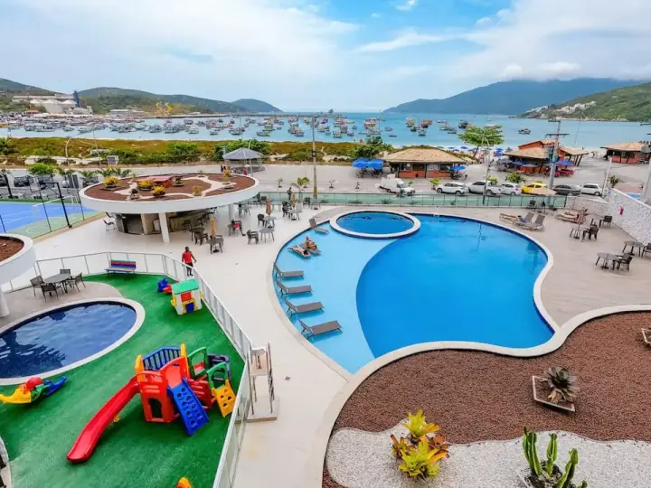 Piscinas do condomínio e Praia dos Anjos ao fundo