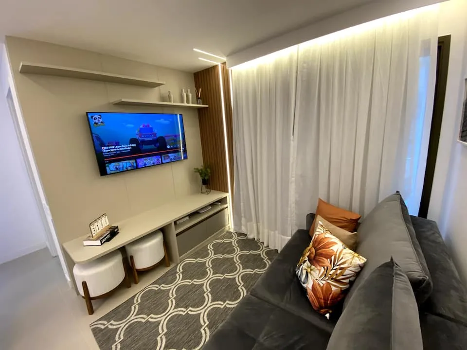 Sala de estar com sofá e televisão