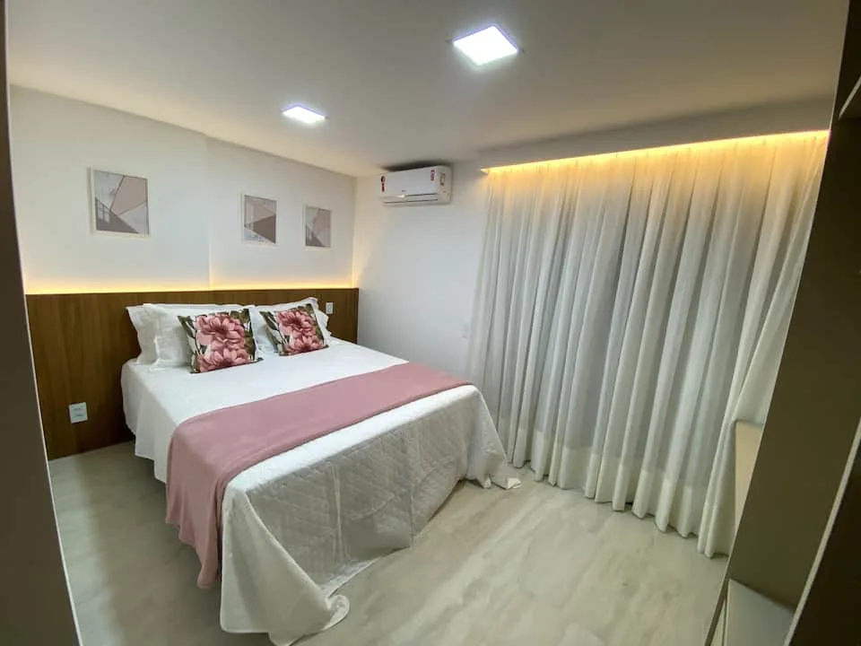 Quarto com cama queen no apartamento