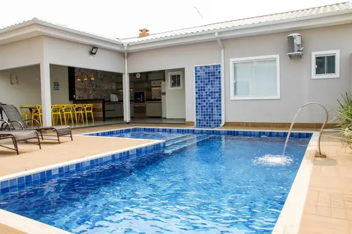 Piscina privativa e área gourmet da casa Blue Garden