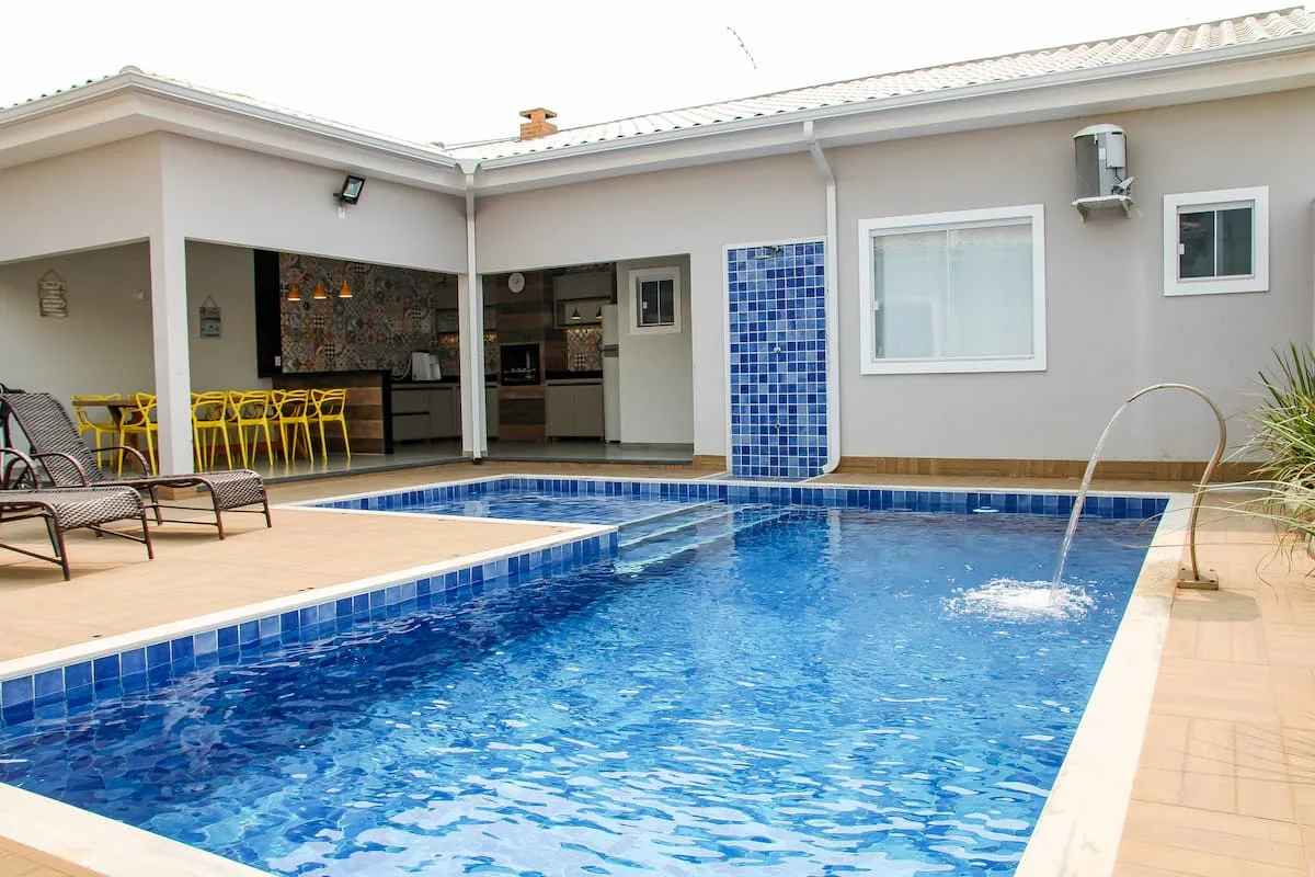 Piscina privativa e área gourmet da casa Blue Garden